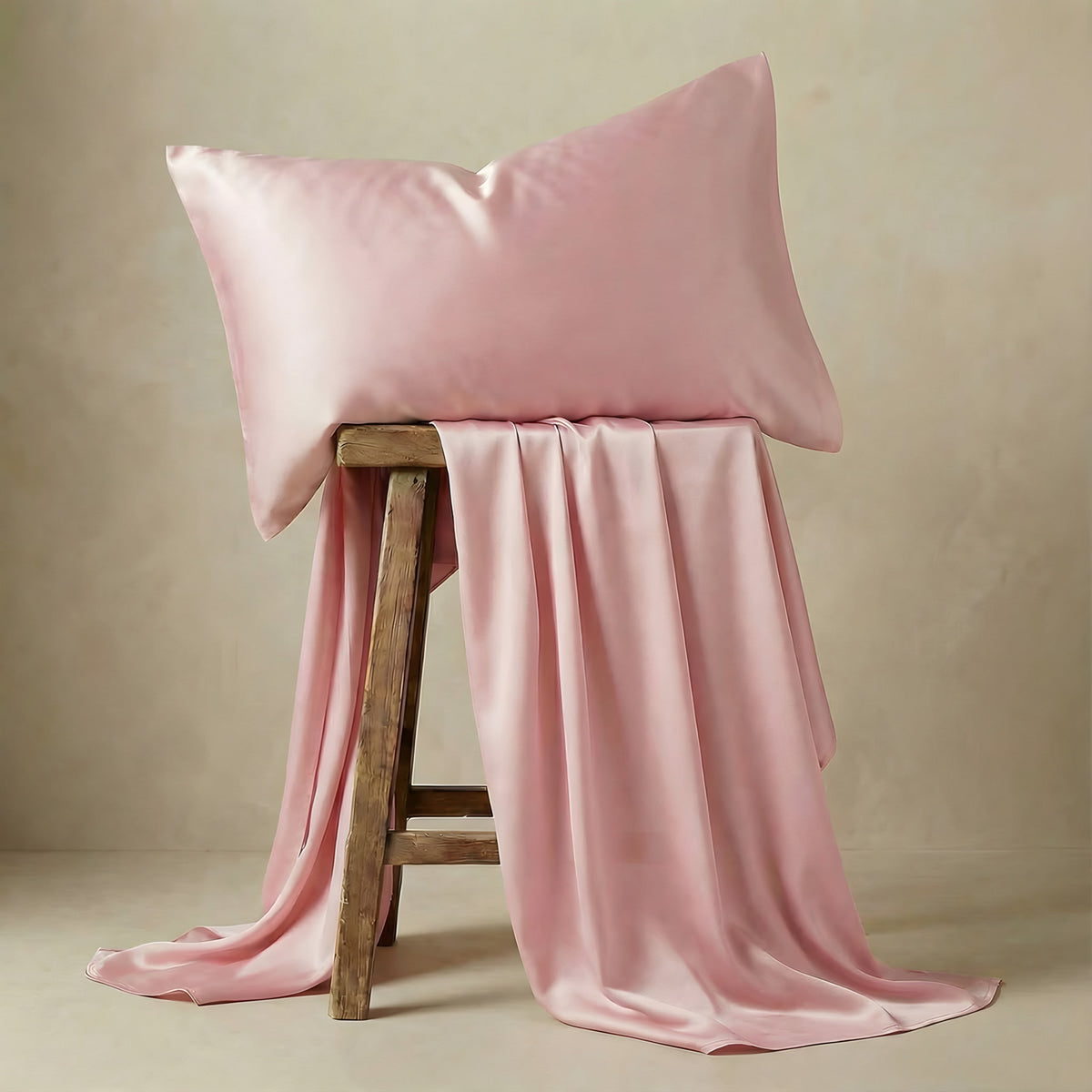 Taie d'oreiller en soie Cloudy rose bonbon